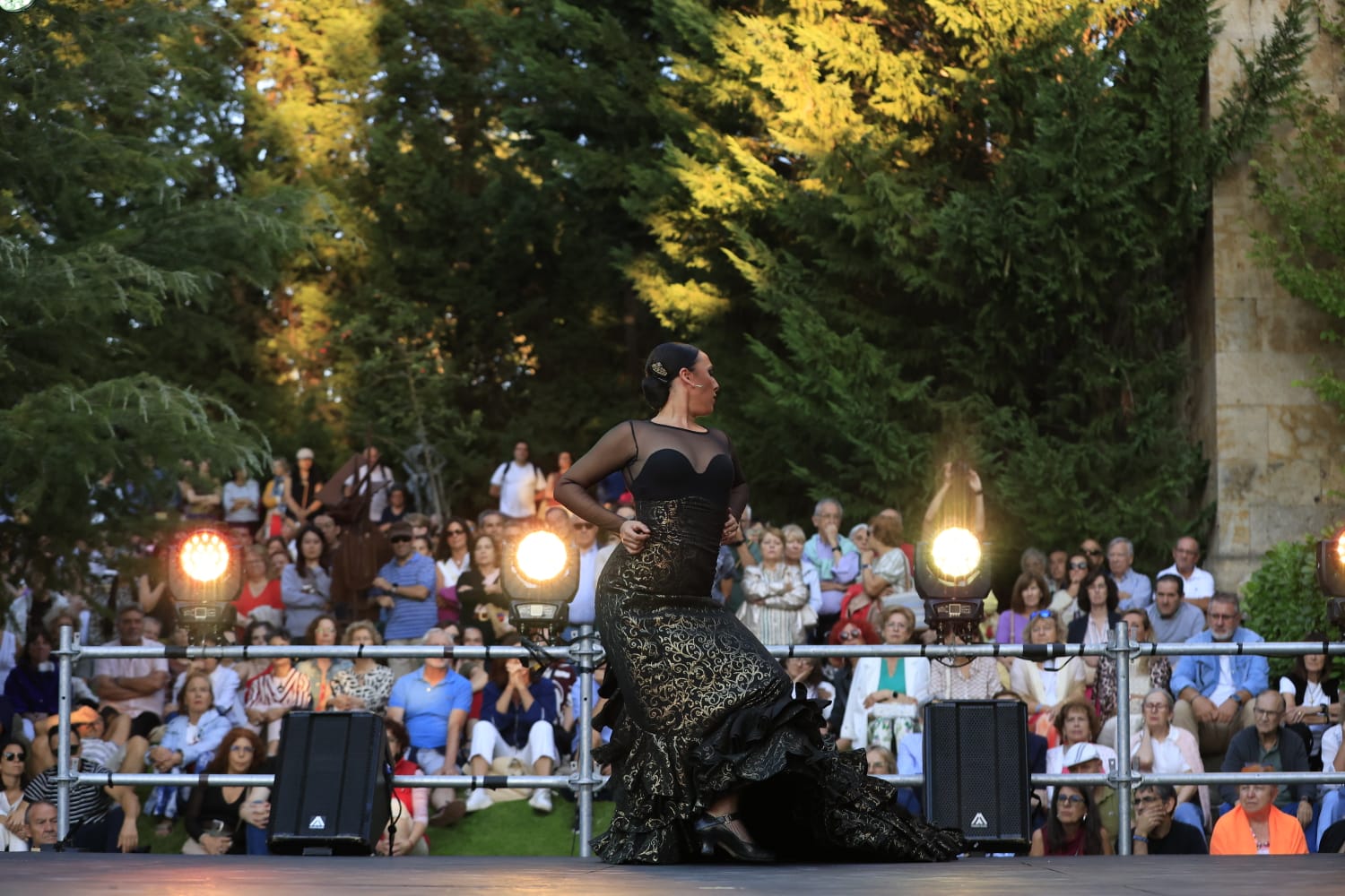 Los Jardines de Santo Domingo se llenan de arte con el espectáculo Extractos de Querencia