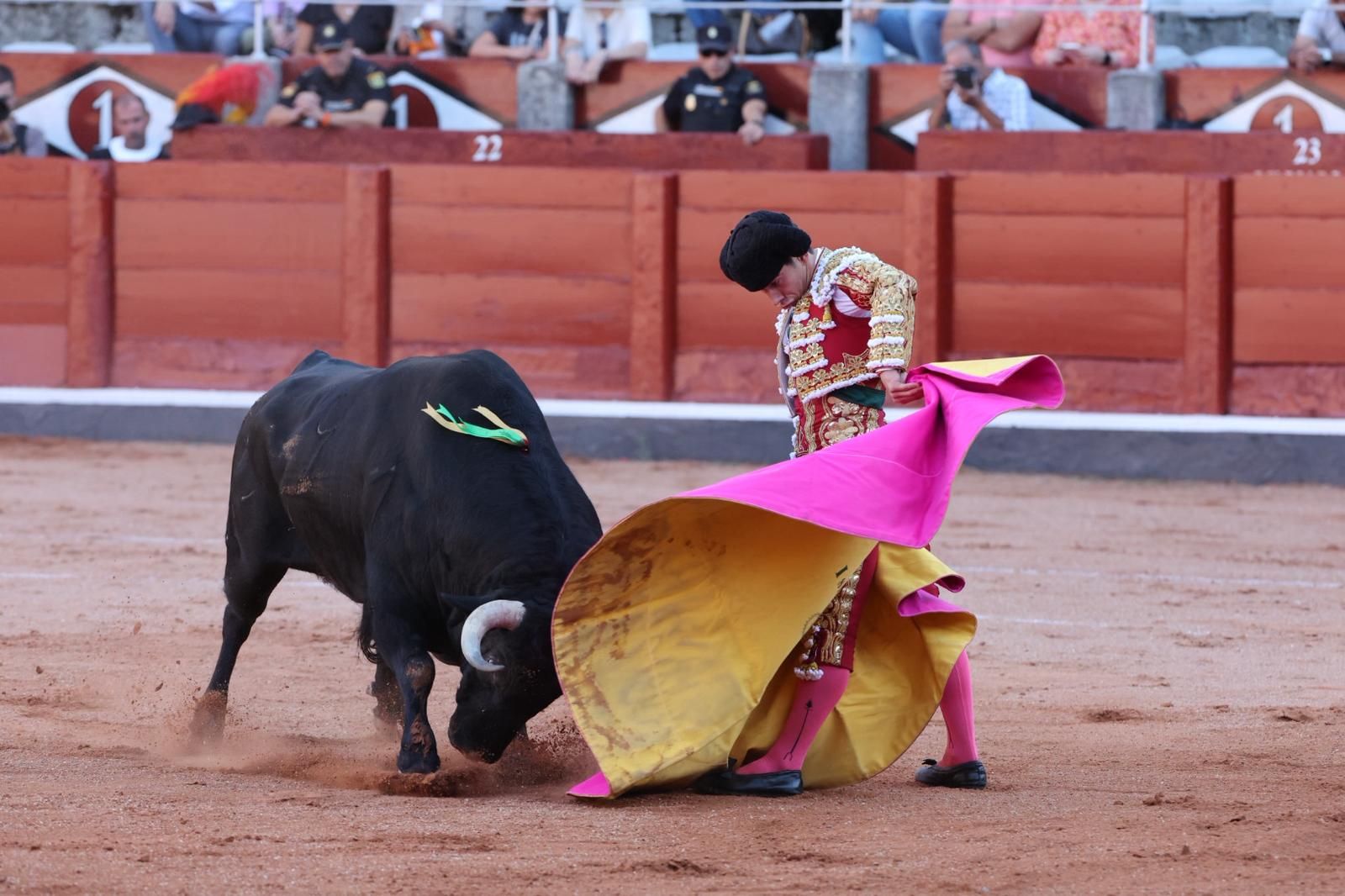 Tres orejas para Ismael Martín y traslado de Damián Castaño al hospital en la segunda de abono de Salamanca