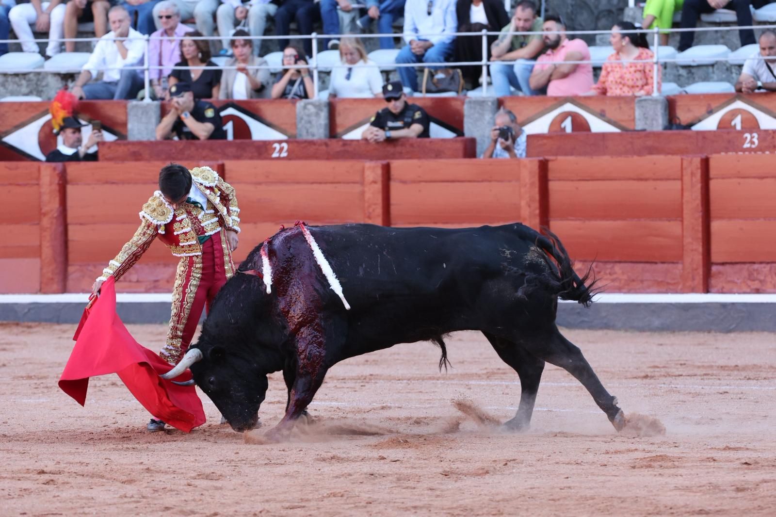 Tres orejas para Ismael Martín y traslado de Damián Castaño al hospital en la segunda de abono de Salamanca