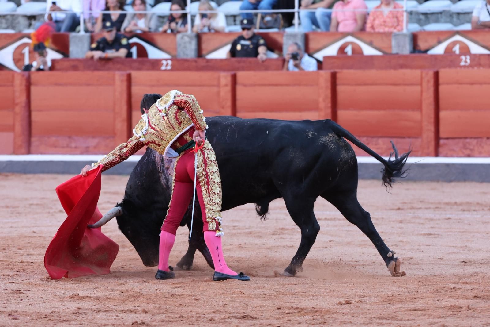 Tres orejas para Ismael Martín y traslado de Damián Castaño al hospital en la segunda de abono de Salamanca