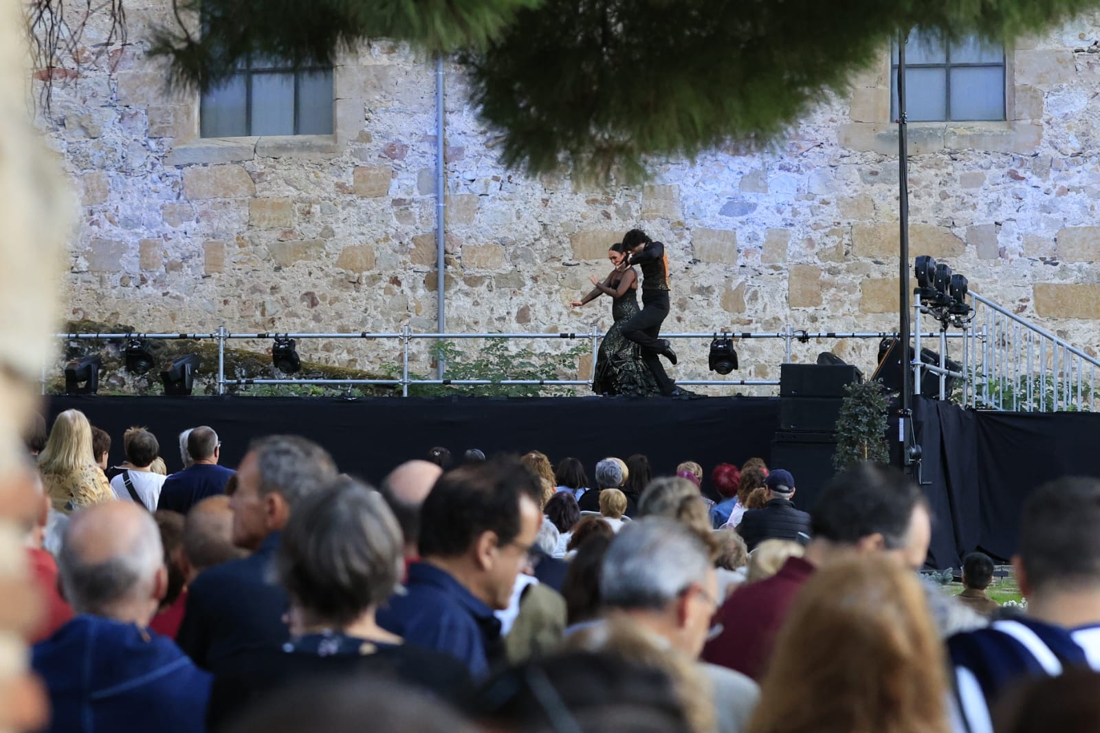 Los Jardines de Santo Domingo se llenan de arte con el espectáculo Extractos de Querencia