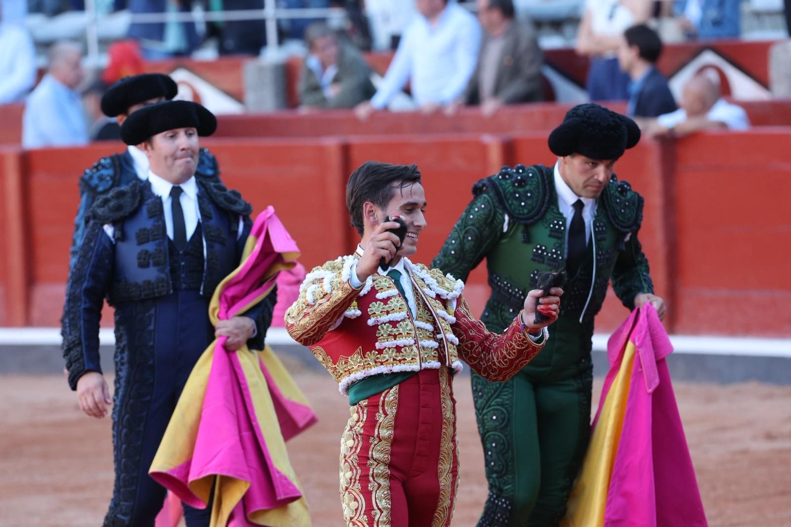 Tres orejas para Ismael Martín y traslado de Damián Castaño al hospital en la segunda de abono de Salamanca