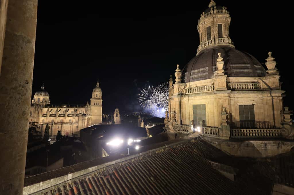 &#039;Salamanca siente la pólvora&#039; ilumina el cielo con sus fuegos artificiales