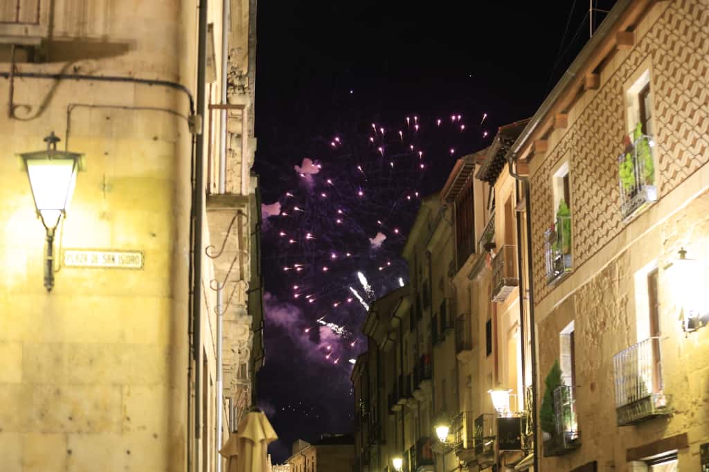 &#039;Salamanca siente la pólvora&#039; ilumina el cielo con sus fuegos artificiales