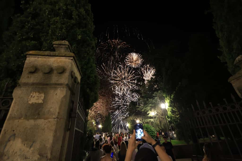 &#039;Salamanca siente la pólvora&#039; ilumina el cielo con sus fuegos artificiales