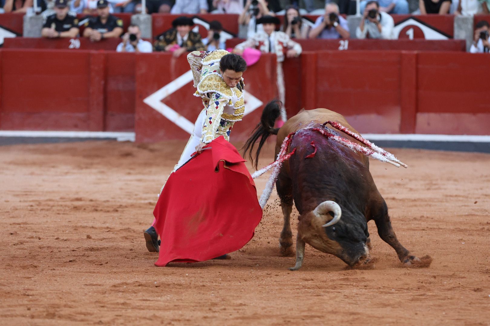 Puerta grande para Emilio de Justo con toro indultado en el cuarto de la tarde