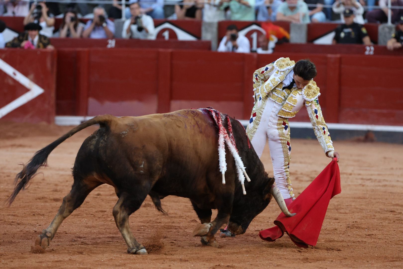Puerta grande para Emilio de Justo con toro indultado en el cuarto de la tarde