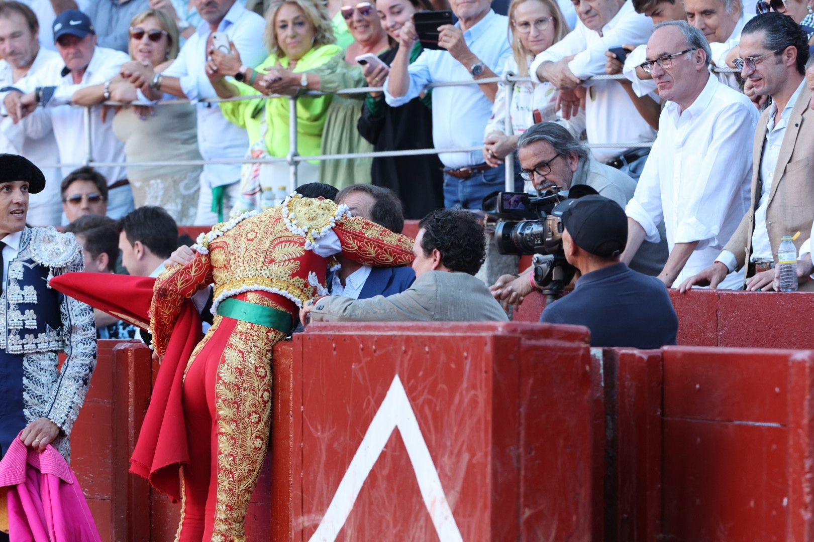 Puerta grande para Emilio de Justo con toro indultado en el cuarto de la tarde