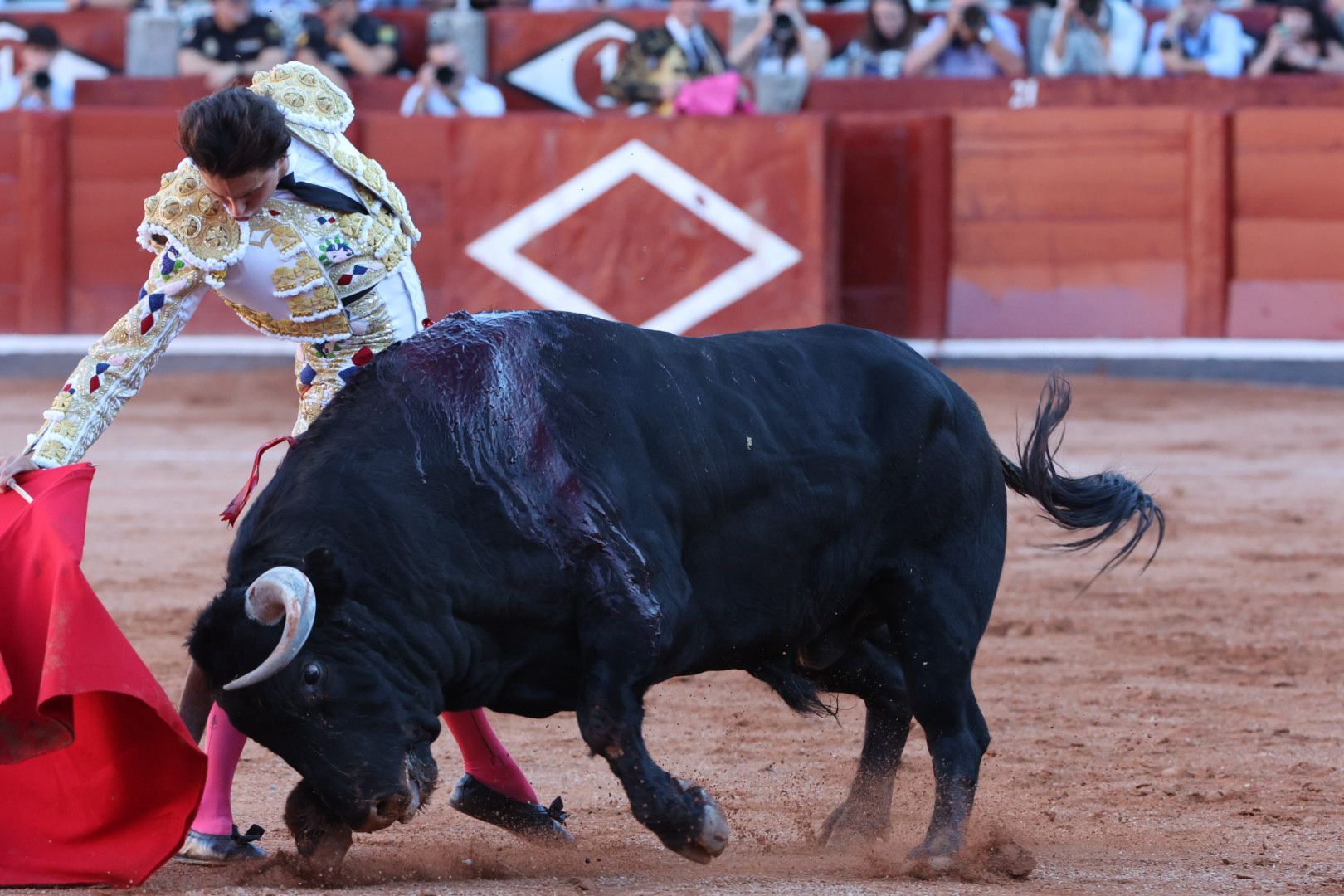 Puerta grande para Emilio de Justo con toro indultado en el cuarto de la tarde