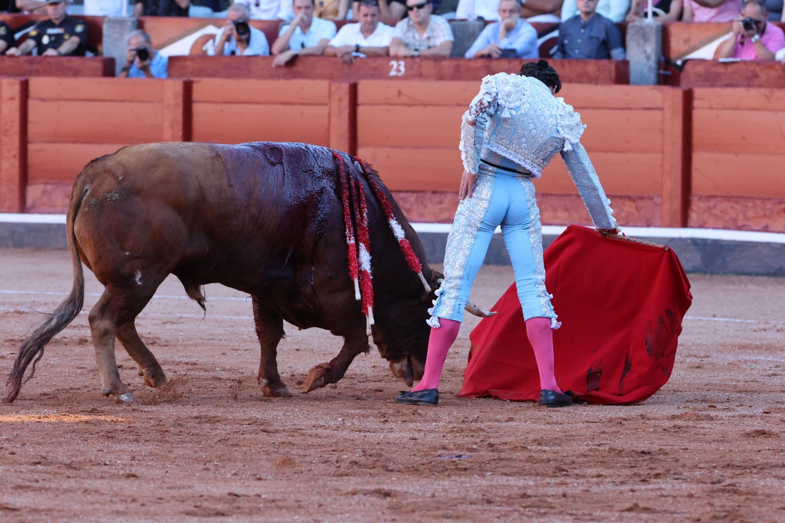 Puerta grande para Emilio de Justo con toro indultado en el cuarto de la tarde