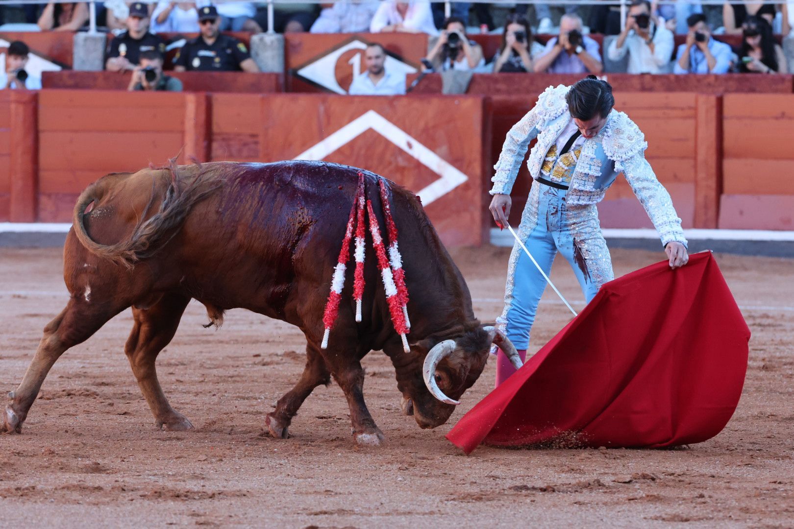 Puerta grande para Emilio de Justo con toro indultado en el cuarto de la tarde
