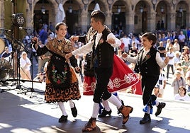 Niños bailando bailes charros en la Plaza Mayor de Salamanca