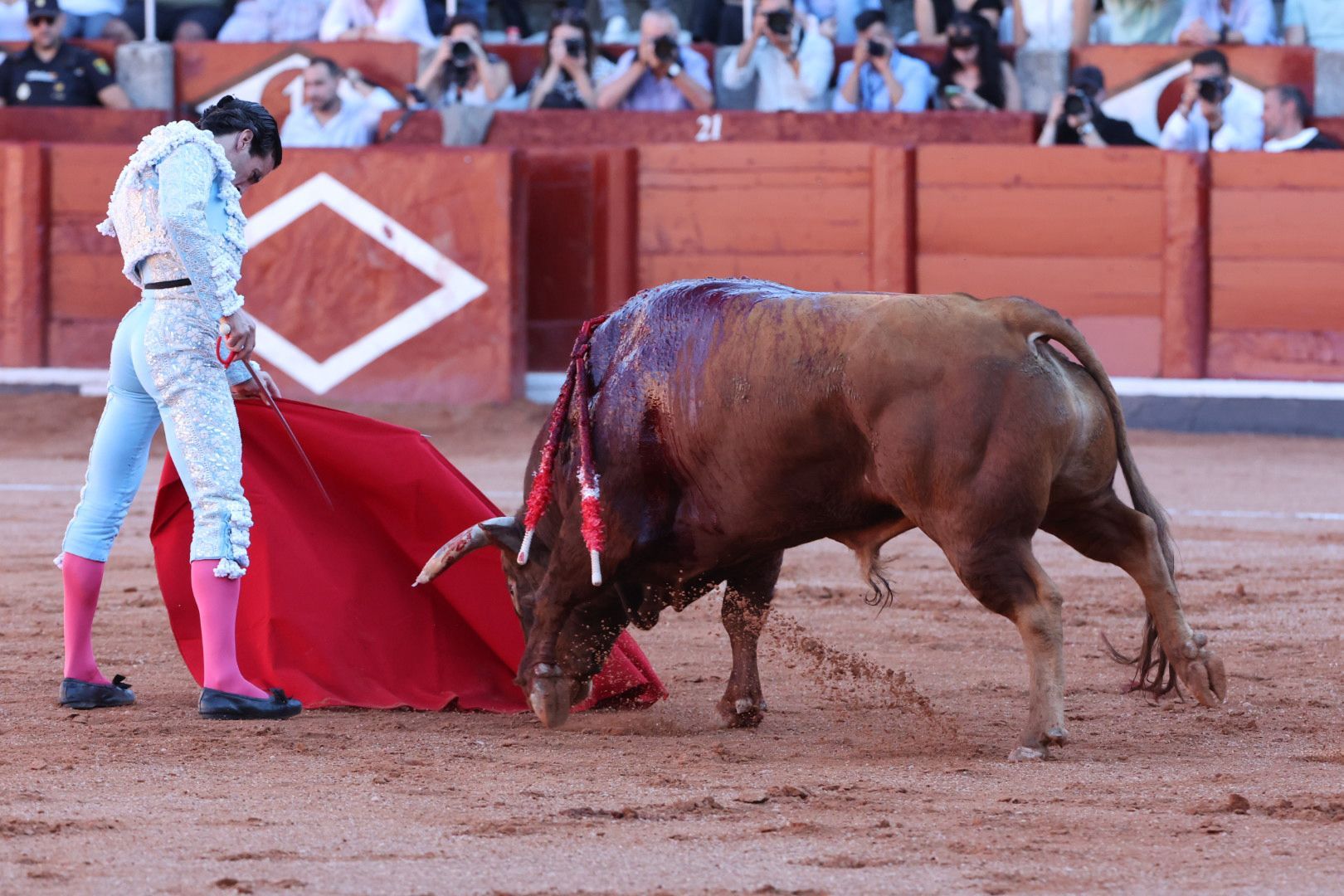 Puerta grande para Emilio de Justo con toro indultado en el cuarto de la tarde
