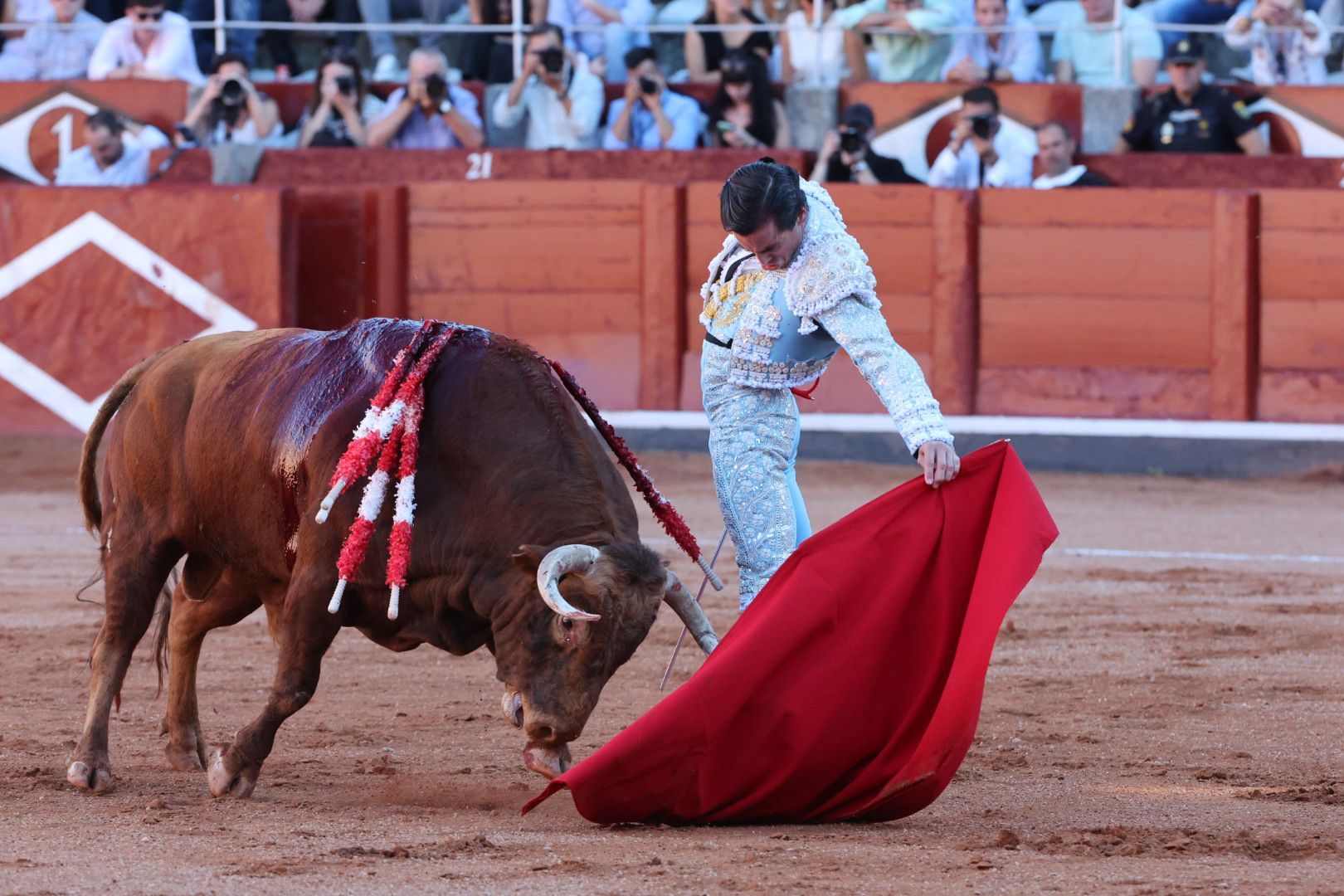 Puerta grande para Emilio de Justo con toro indultado en el cuarto de la tarde