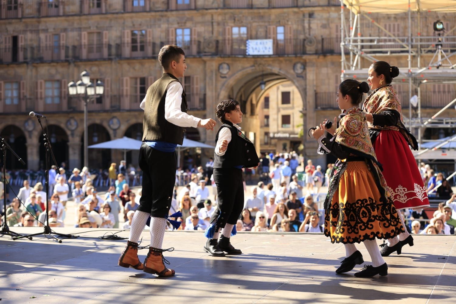 Los charros se reunen en torno a la tradición en el Día del Tamborilero en Salamanca
