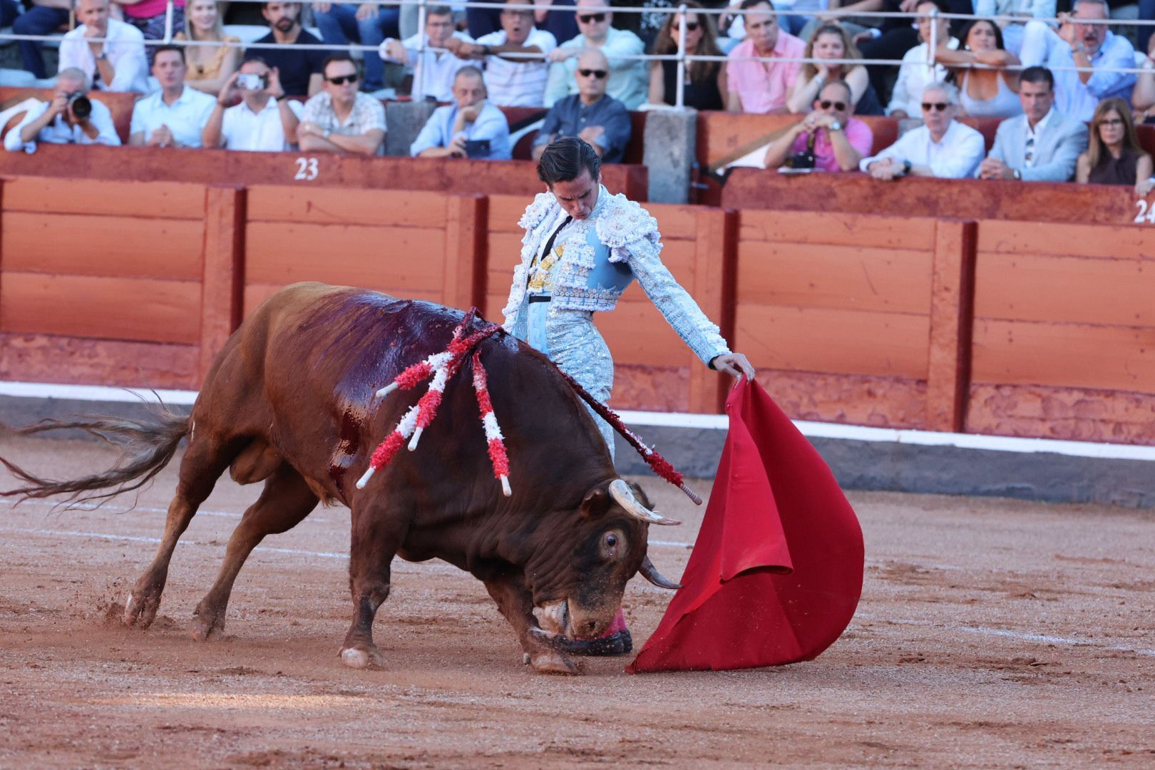 Puerta grande para Emilio de Justo con toro indultado en el cuarto de la tarde