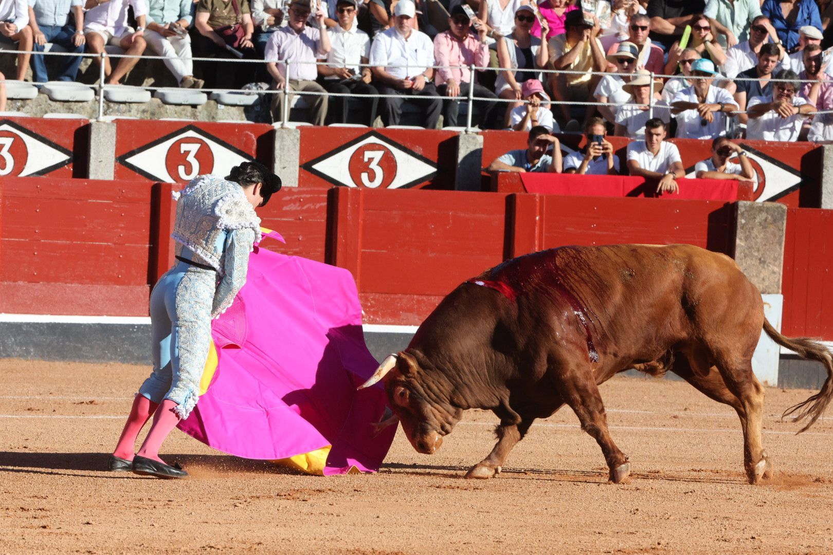 Puerta grande para Emilio de Justo con toro indultado en el cuarto de la tarde