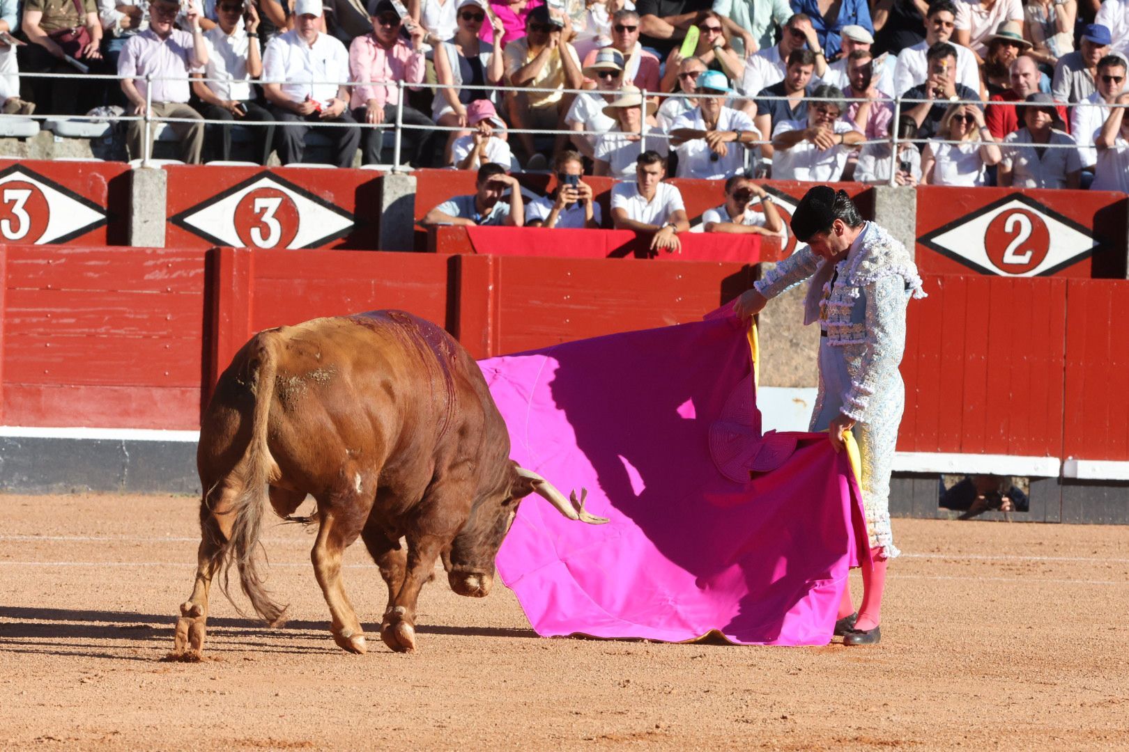 Puerta grande para Emilio de Justo con toro indultado en el cuarto de la tarde
