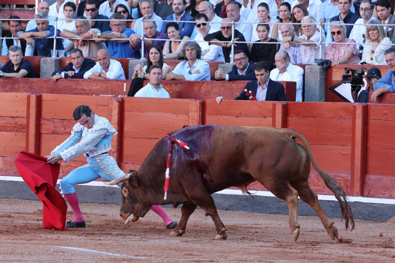 Puerta grande para Emilio de Justo con toro indultado en el cuarto de la tarde