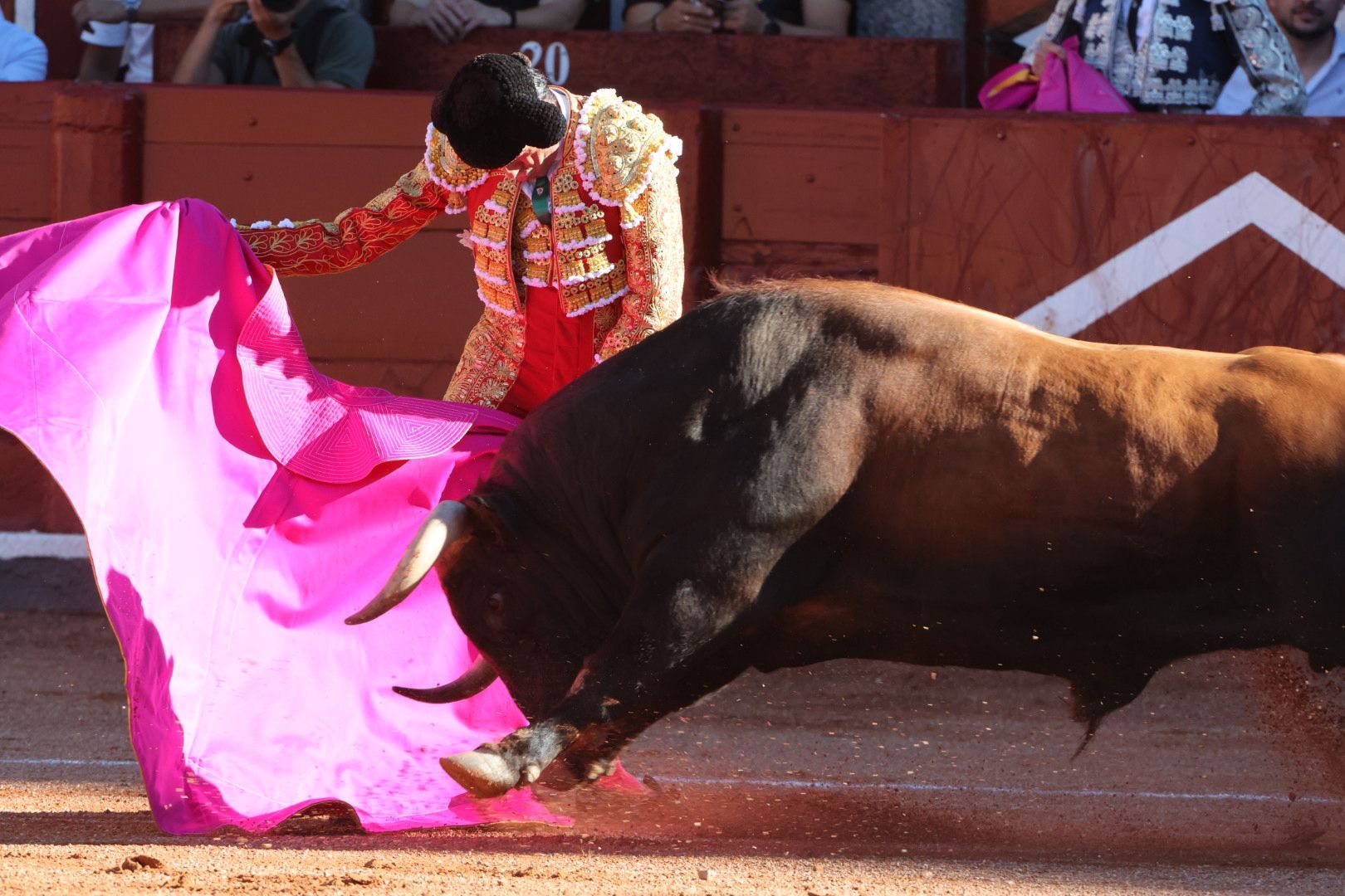 Puerta grande para Emilio de Justo con toro indultado en el cuarto de la tarde