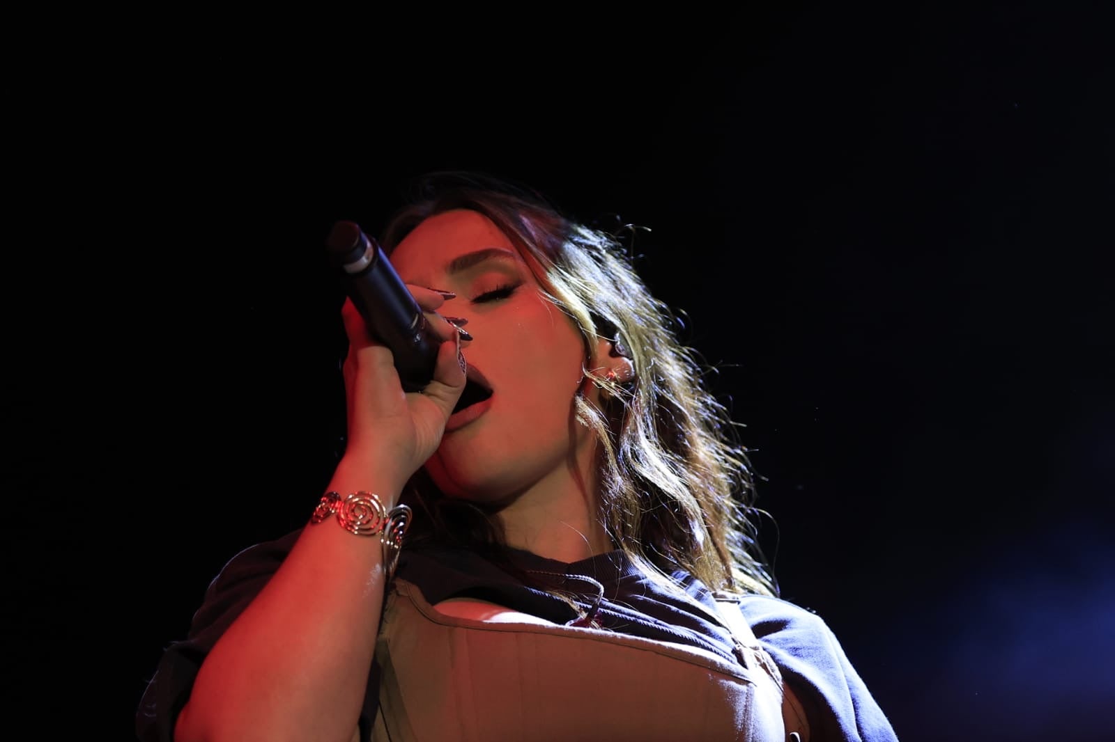 Lia Kali contagia sus ritmos urbanos a la Plaza Mayor de Salamanca