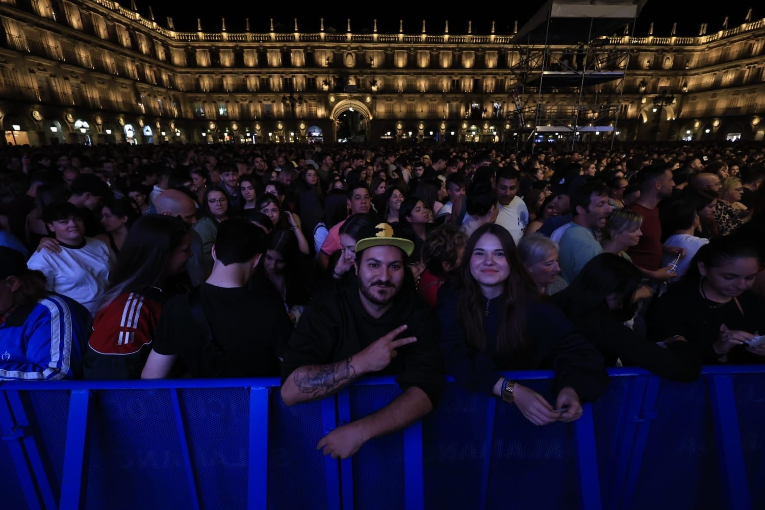 Lia Kali contagia sus ritmos urbanos a la Plaza Mayor de Salamanca