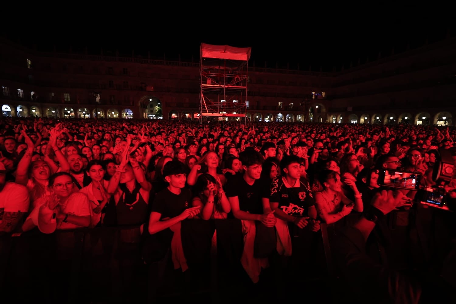 Lia Kali contagia sus ritmos urbanos a la Plaza Mayor de Salamanca
