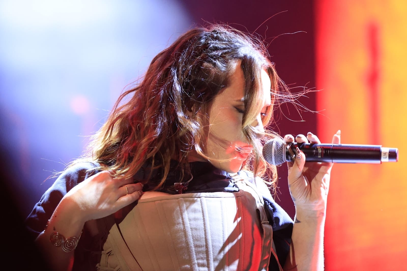 Lia Kali contagia sus ritmos urbanos a la Plaza Mayor de Salamanca