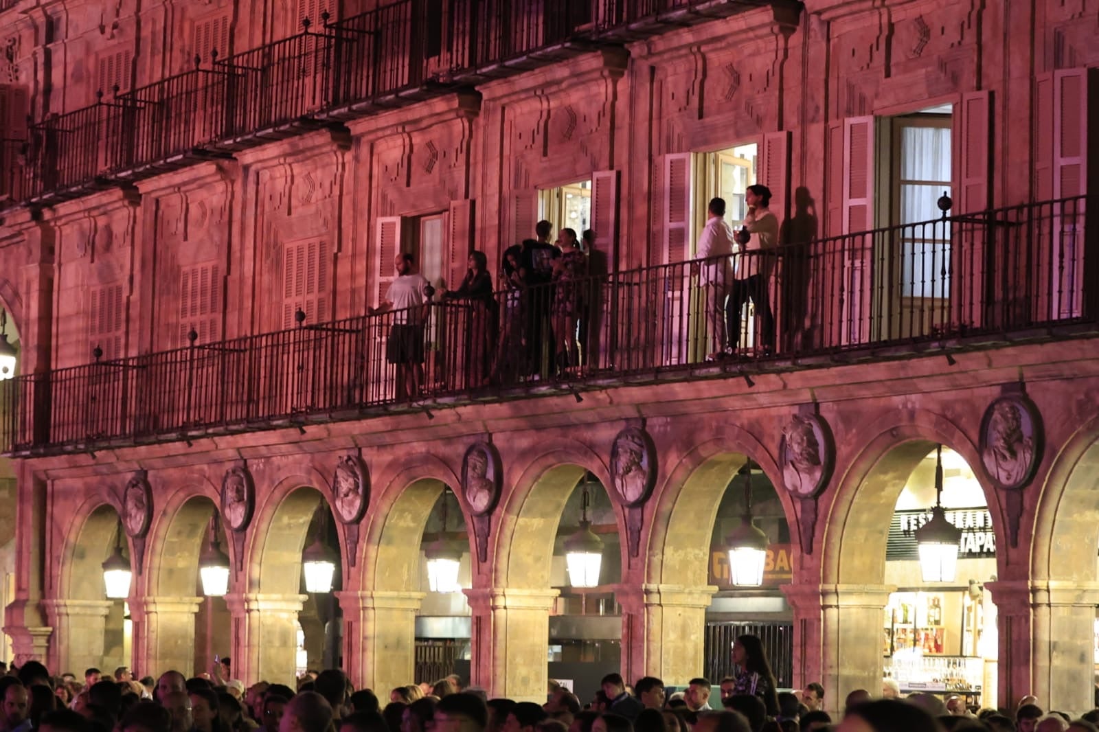 Lia Kali contagia sus ritmos urbanos a la Plaza Mayor de Salamanca