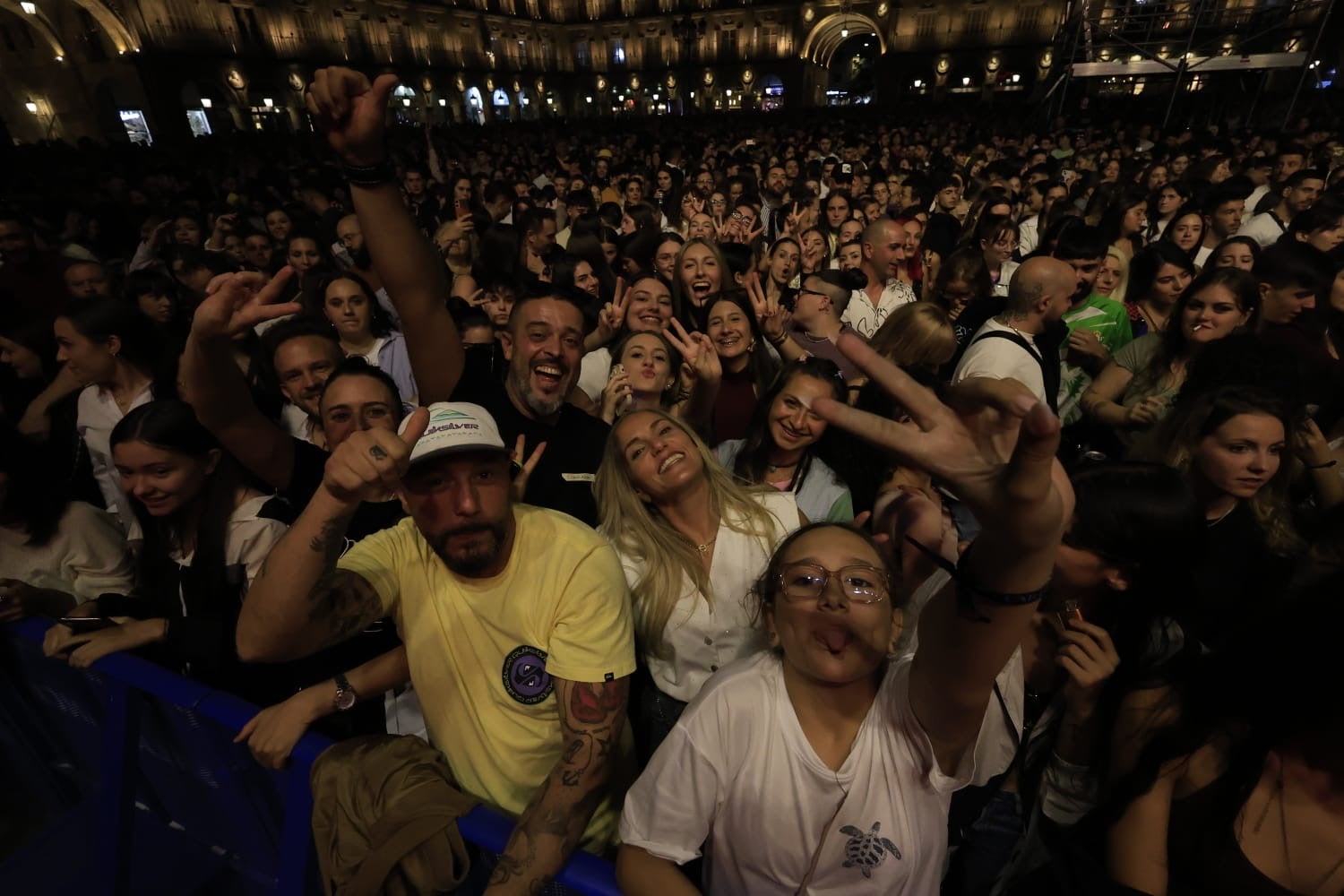 Lia Kali contagia sus ritmos urbanos a la Plaza Mayor de Salamanca