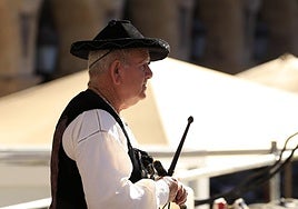 Un tamborilero en Salamanca este domingo durante la soleada mañana de este domingo.