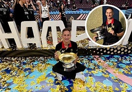 Alberto Miranda, con la copa y la medalla de campeón de Europa de baloncesto con la selección de Alemania.