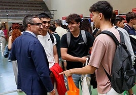 El rector dialoga con varios estudiantes.