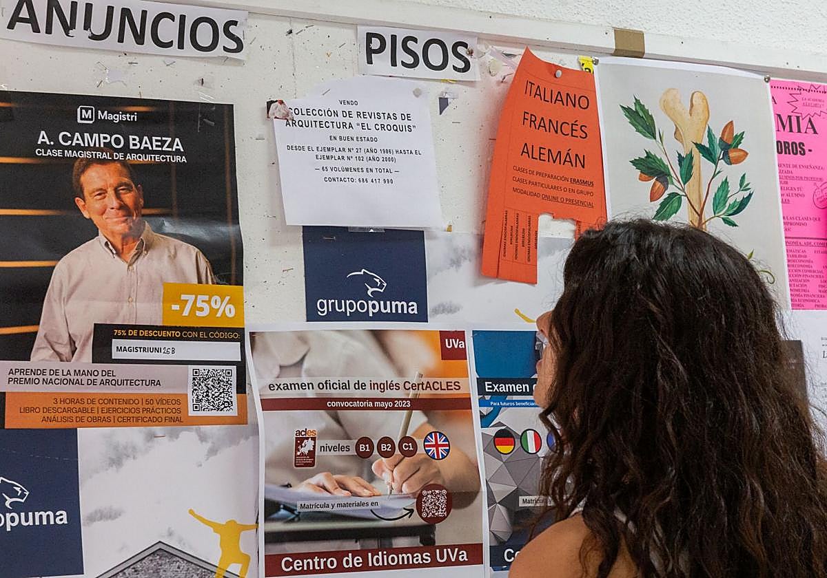 Una estudiante busca anucnios de pisos en una imagen de archivo.