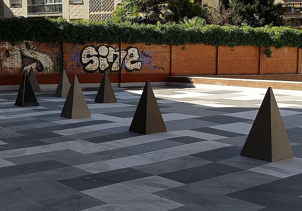 La plazoleta, ya reformada y rematada con varias construcciones piramidales.