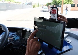 Un conductor en un vehículo equipado para el uso de Buscyl.