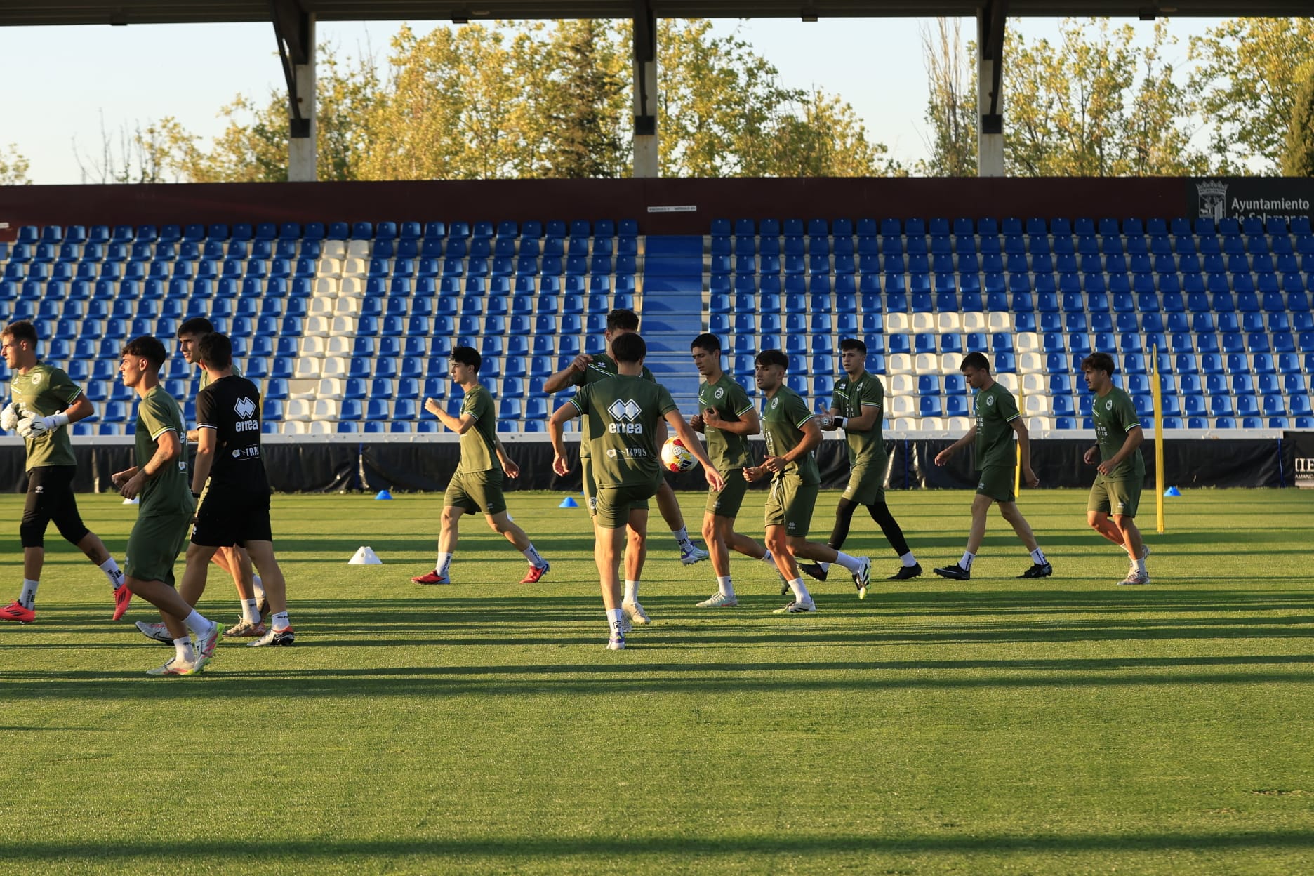 En imágenes, el entrenamiento del primer equipo de Unionistas a las órdenes del entrenador del Juvenil A