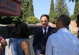 El alcalde de Salamanca, Carlos García Carbayo, en su visita al IBFG.