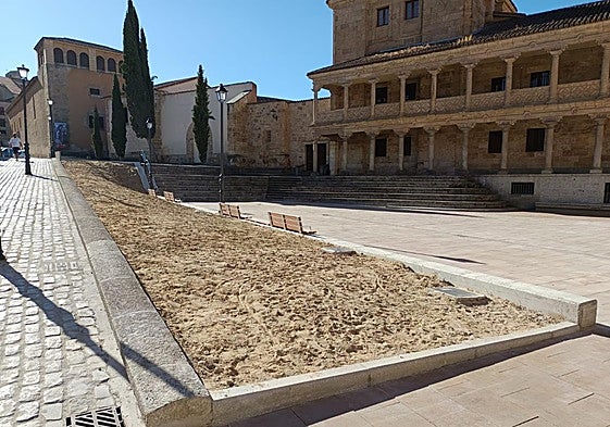 La actual plaza de San Román, con pavimento y sin árboles ni zonas verdes plantadas.