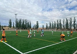 Jn partido de fútbol en las instalaciones municipales de Carbajosa.