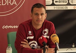 Dani Llácer en una rueda de prensa como entrenador de Unionistas de Salamanca en una imagen de archivo