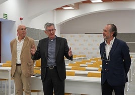 Santiago García-Jalón, rectos de la UPSA, Alfonso Salgado Ruiz, Decano de Psicología y José Arribas Mínguez, arquitecto del edificio.