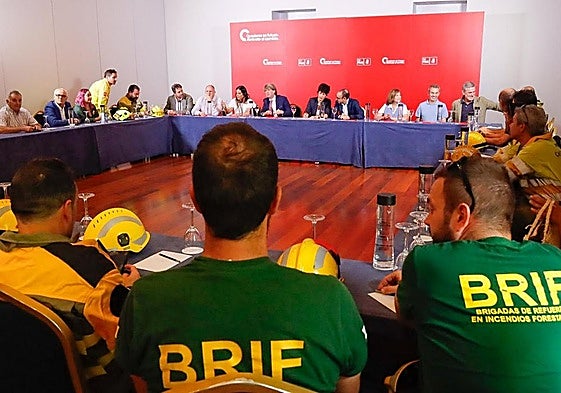 Reunión de bomberos forestales con el PSOE.