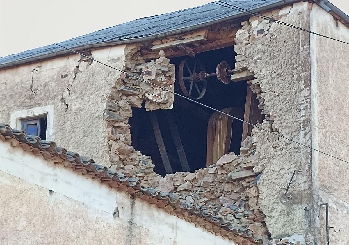 Imagen principal - El molino de gruesos muros de piedra en un pueblo de Salamanca que amenaza ruina tras un siglo