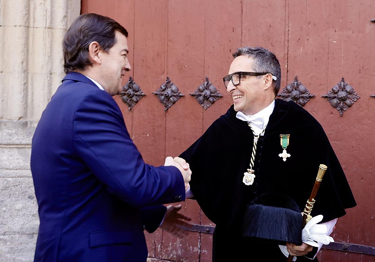 Mañueco y Corchado se saludan a las puertas del paraninfo.