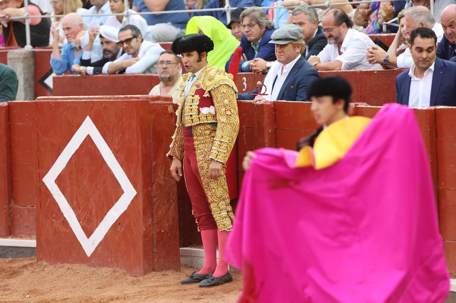 Los toreros salmantinos salen a hombros en un día gris de Morante