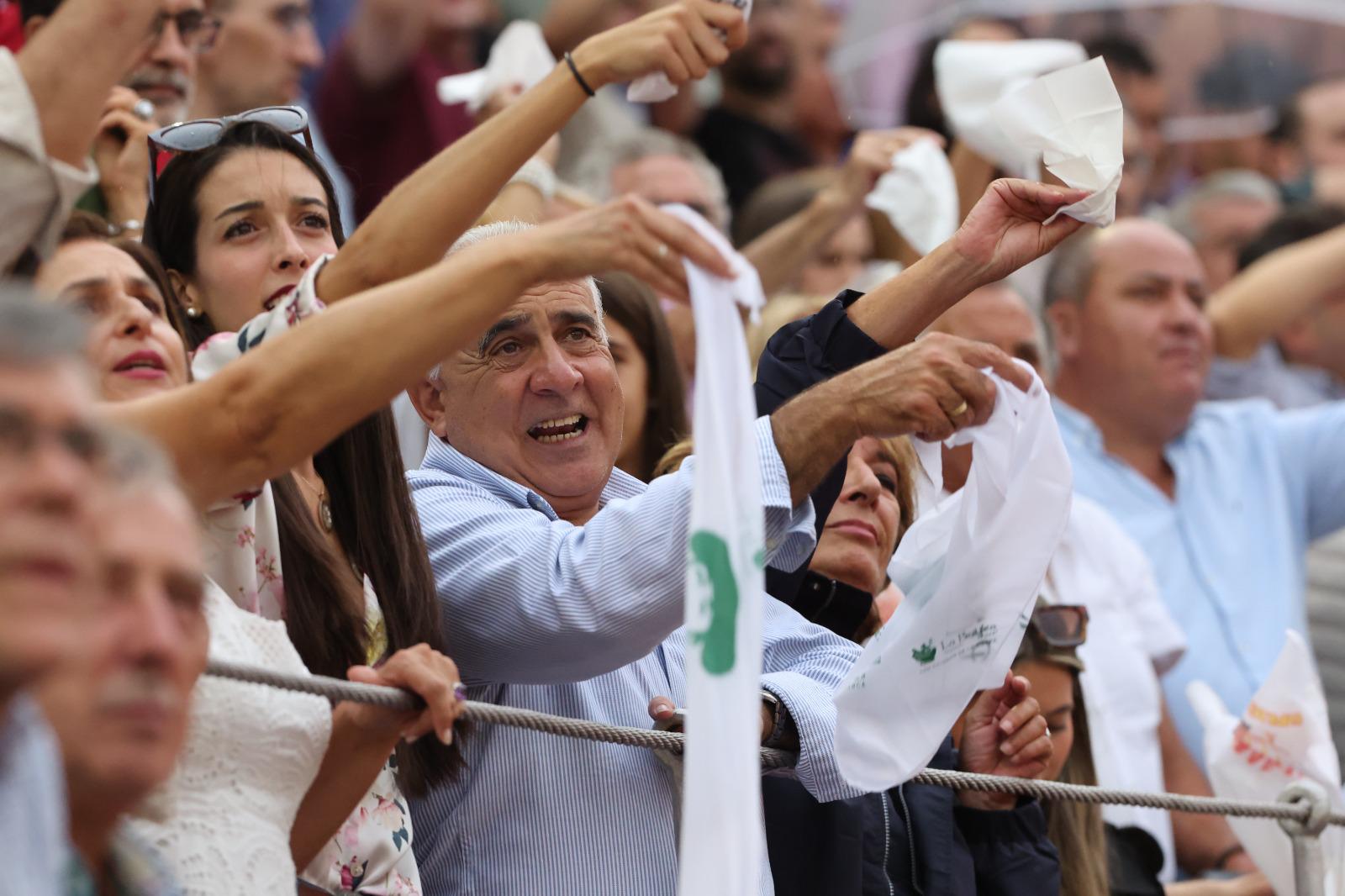 Los toreros salmantinos salen a hombros en un día gris de Morante