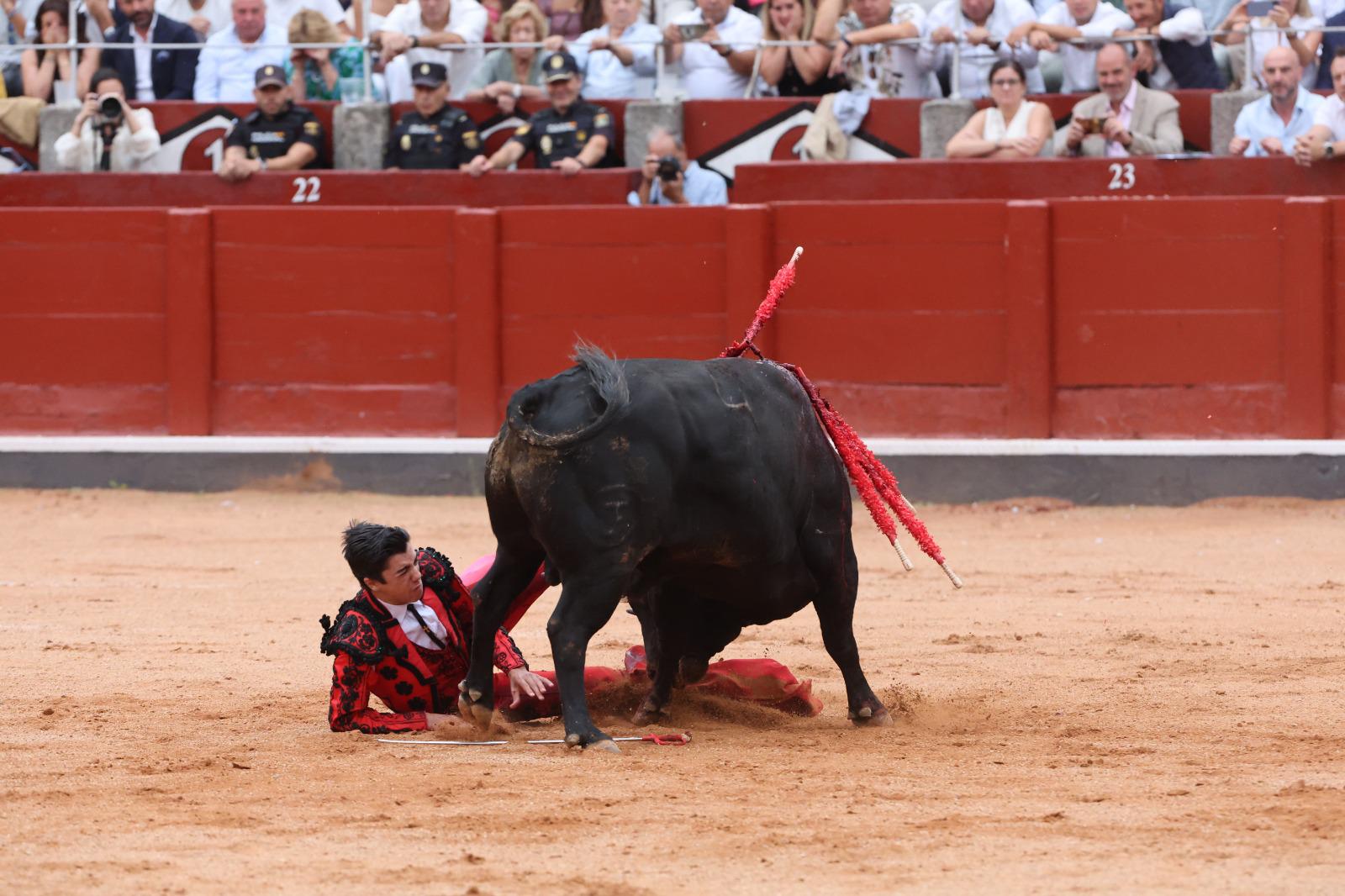 Los toreros salmantinos salen a hombros en un día gris de Morante