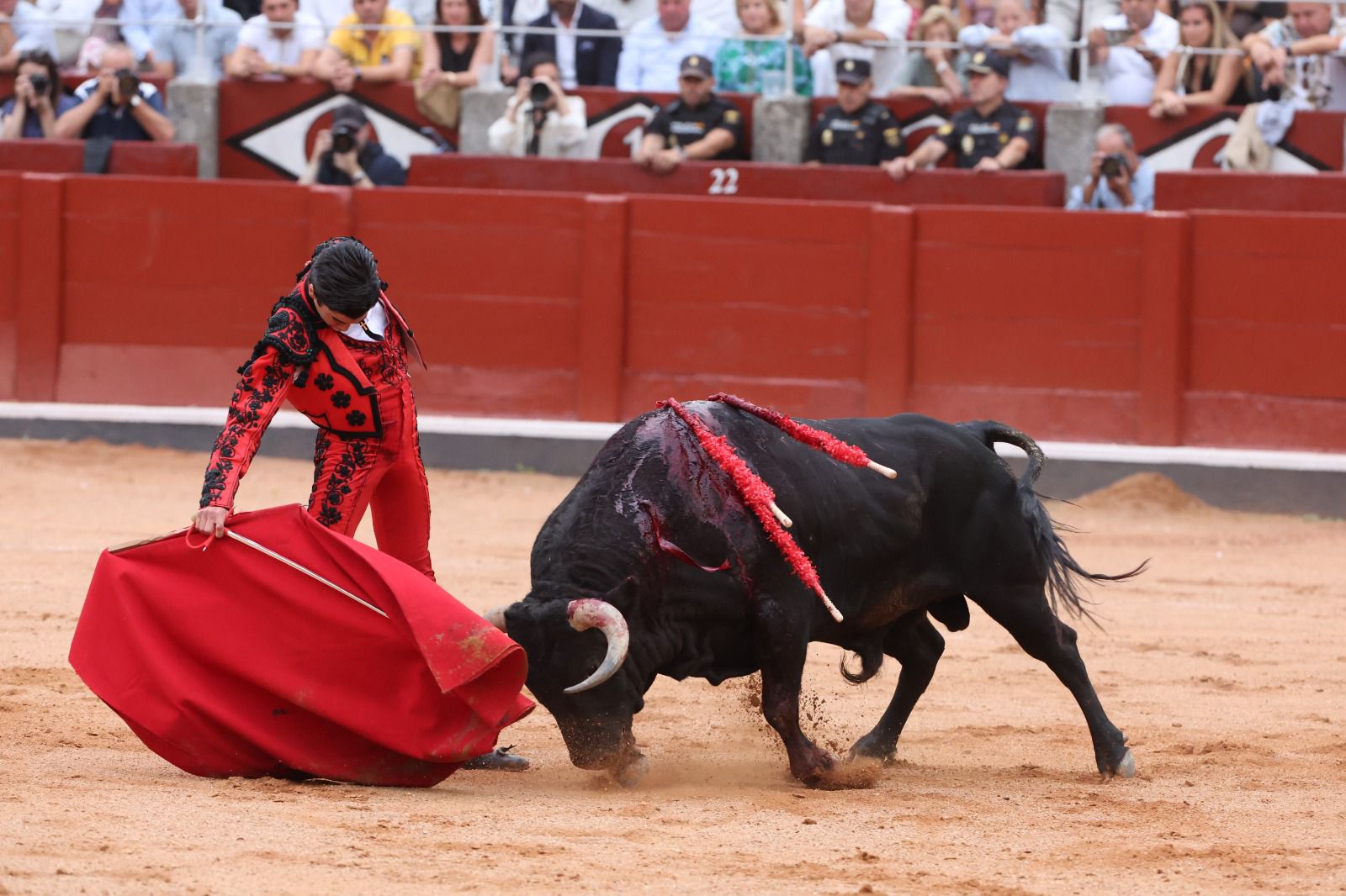 Los toreros salmantinos salen a hombros en un día gris de Morante