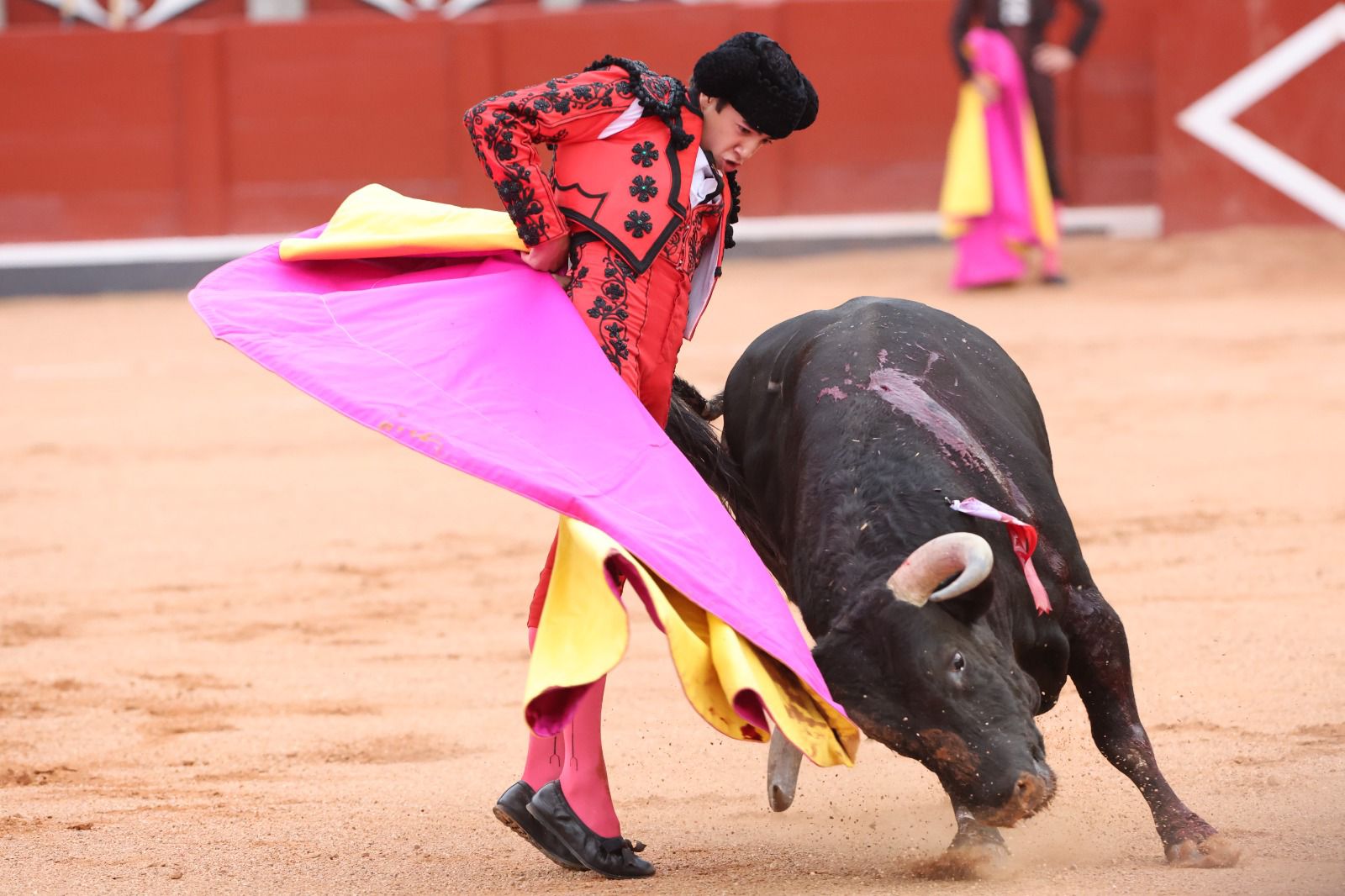 Los toreros salmantinos salen a hombros en un día gris de Morante